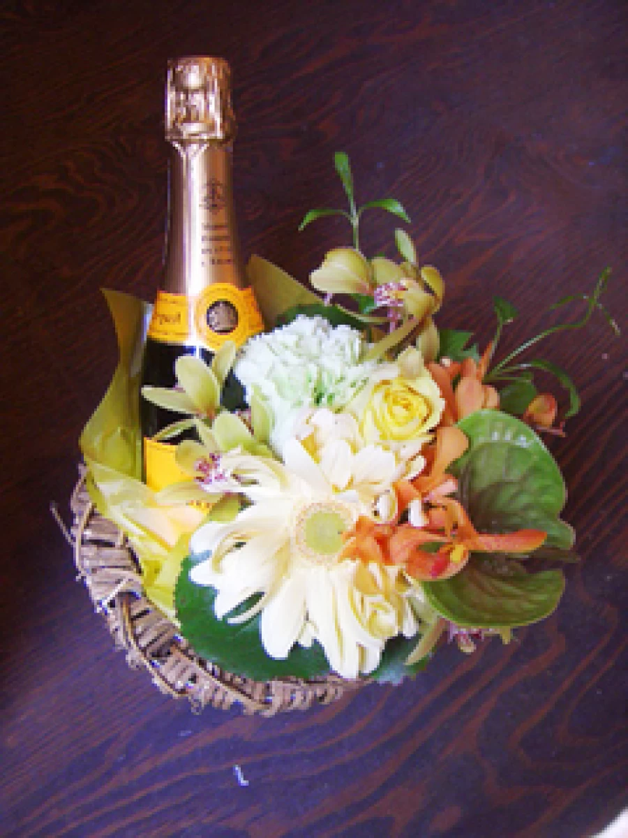 結婚祝い 還暦祝い 誕生日祝い[ワイン 生花 ギフト]シャンパン(ヴーヴ・クリコ) イエローラベルとお花のアレンジ