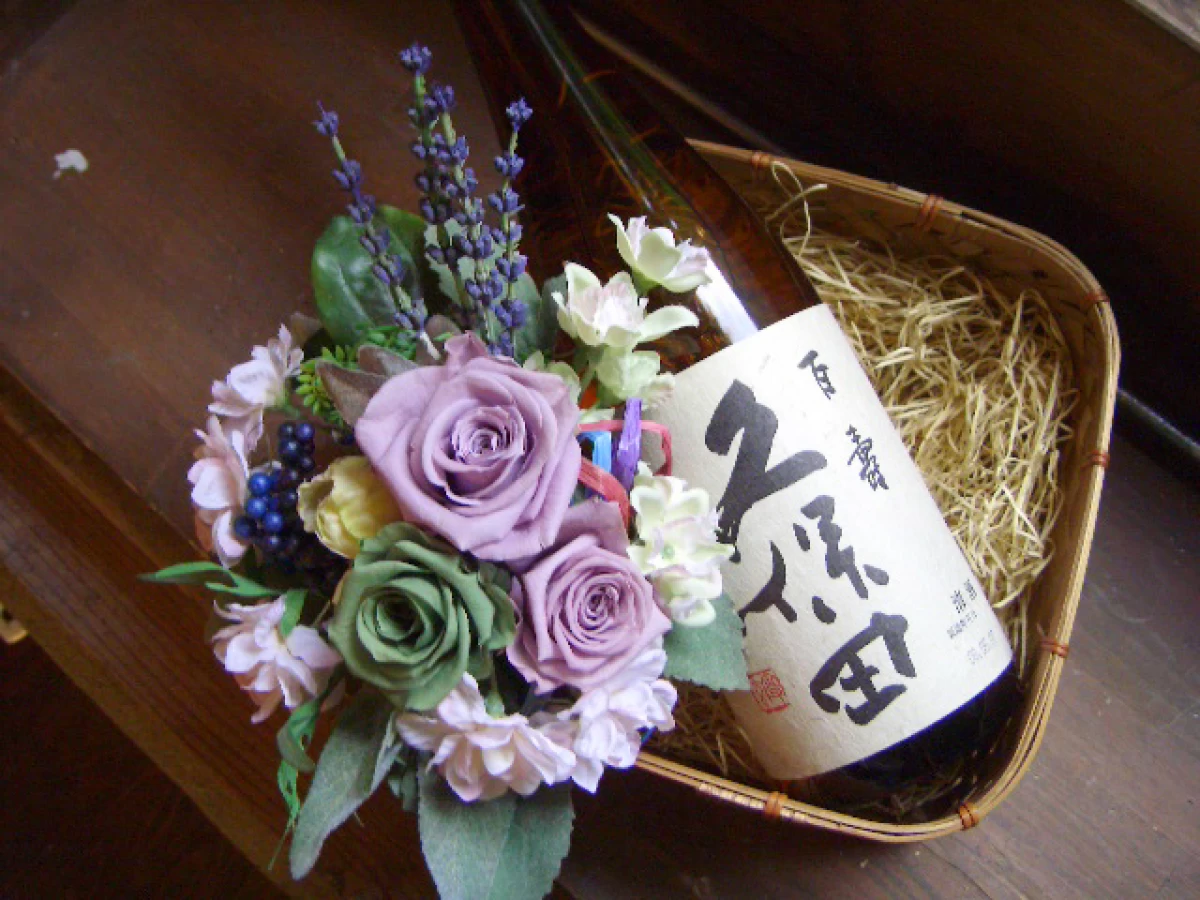 古希祝い 誕生日プレゼント[花 酒ギフト]日本酒久保田とプリザーブドフラワーの和風籠セット