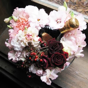 ホワイトデー[花ギフト]ハート形生花のフラワーリースとゴディバ・チョコレートリキュール