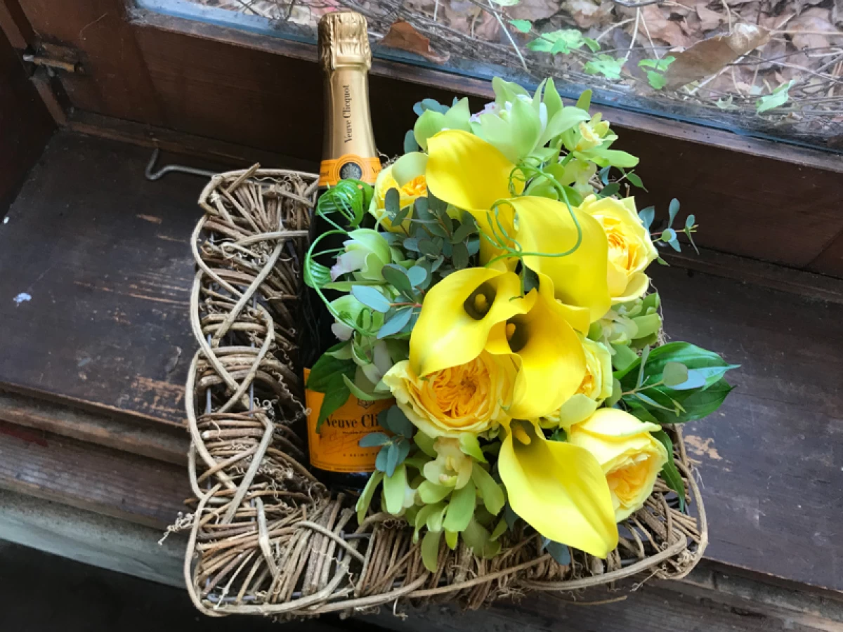 昇進祝い　誕生日祝い[生花 シャンパン プレゼント]ヴーヴ クリコ イエローラベル フルボトル とお花のアレンジセット