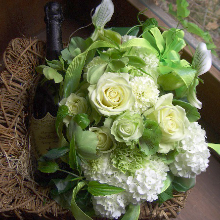 ドンペリと白いお花のアレンジメント