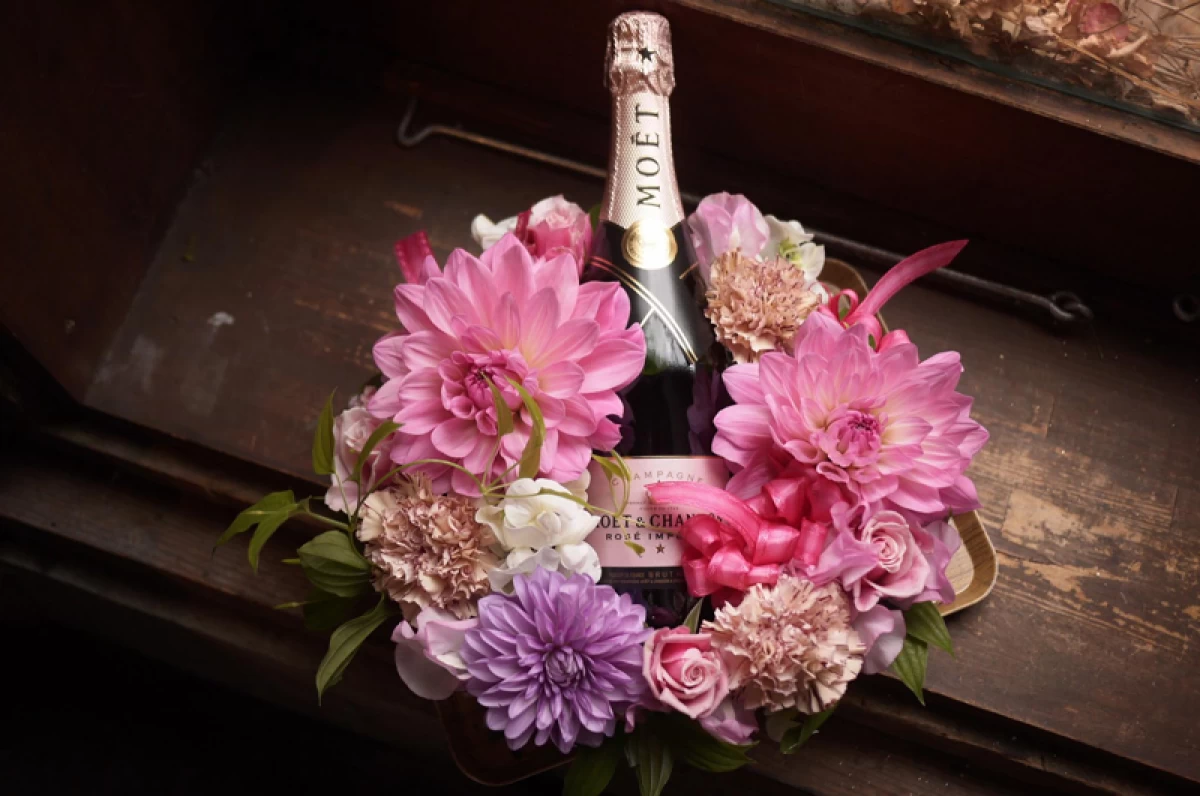 結婚祝い シャンパン フラワーギフト[ワイン 生花 ギフト] 生花のフラワーリース とシャンパン(モエ)フルボトル