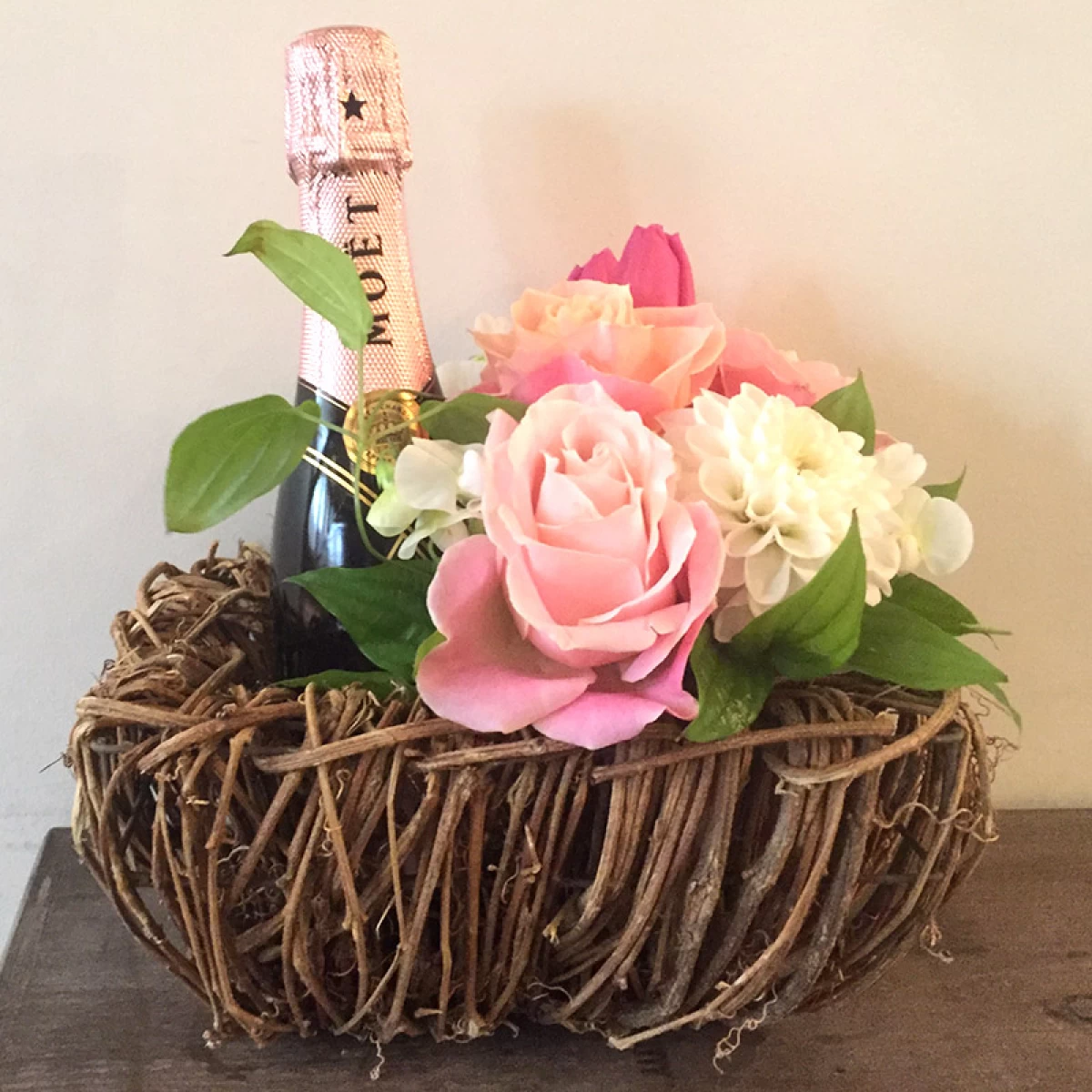 結婚祝い モエ[ワイン 花ギフト]お手軽 シャンパン・モエとお花のアレンジセット
