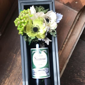 ワイン好きな方への花ギフト!誕生日祝い[ボルドーワイン]ラランド・ド・ポムロールAOCとお花のコサージュセット