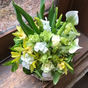 誕生日祝い 開店祝い 出産祝い[お花のプレゼント]季節のホワイト・グリーン系アレンジフラワー