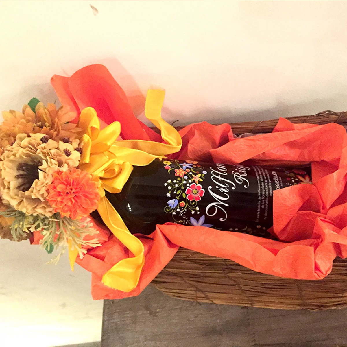 還暦 誕生日プレゼント[花 ワインギフト]カラフルな花柄ボトルが洒落なスペイン赤ワインとコサージュのセット