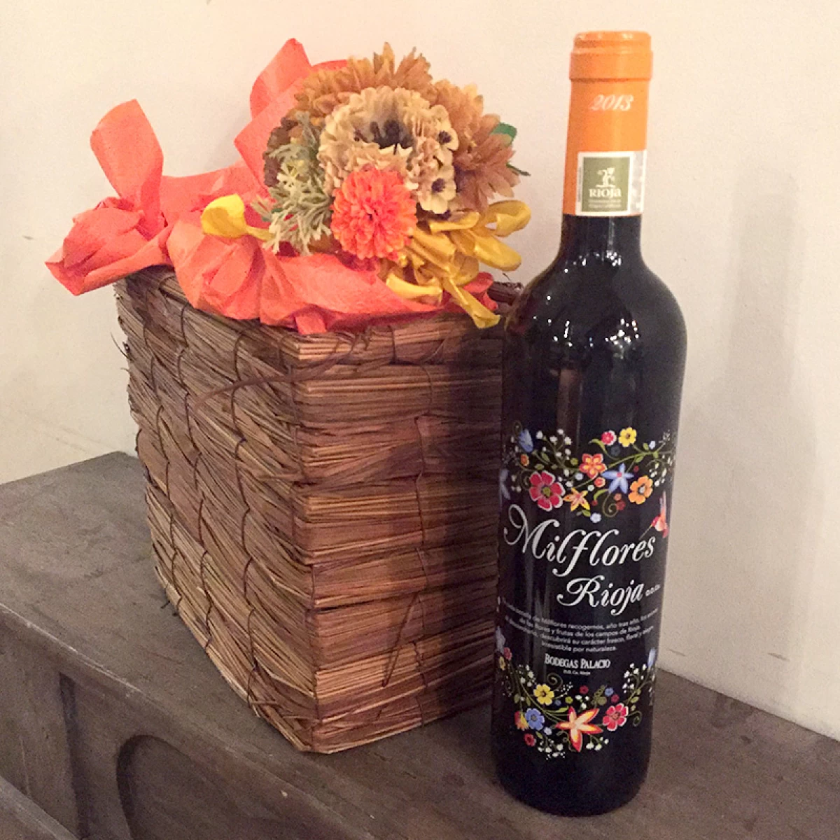 還暦 誕生日プレゼント[花 ワインギフト]カラフルな花柄ボトルが洒落なスペイン赤ワインとコサージュのセット