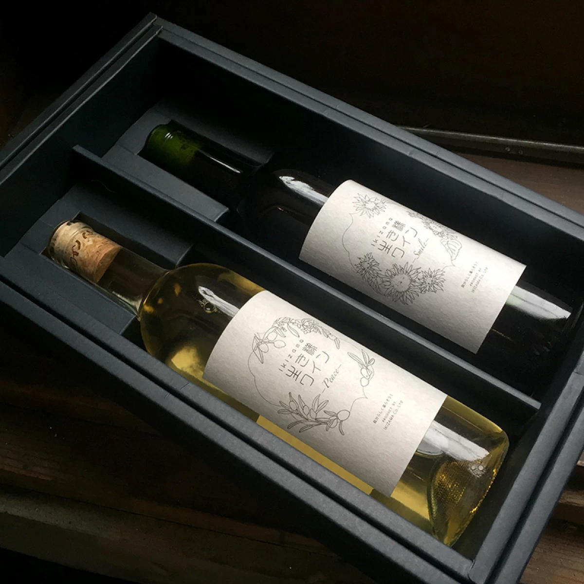 お祝い 当社のオリジナル生き様ワイン赤ワイン『Smile』と白ワイン『Peace』の2本セットボックス