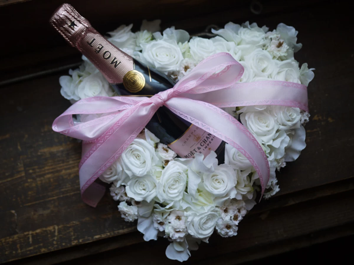 結婚祝い[シャンパンギフト]プリザーブドフラワーとシャンパン(モエ)のハートリースセット