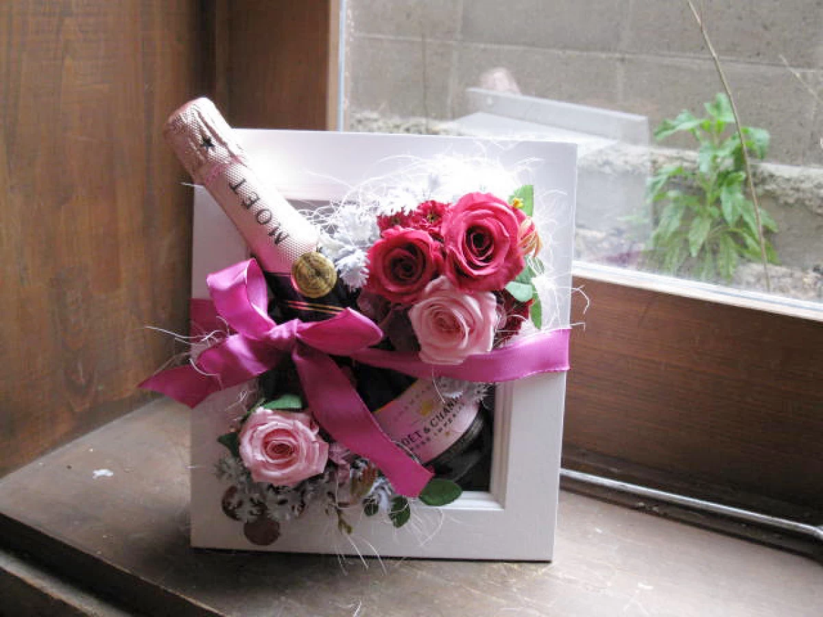 結婚祝い シャンパンギフト[ワイン 花 ギフト]モエ とプリザーブドの額縁アレンジ(ピンク)