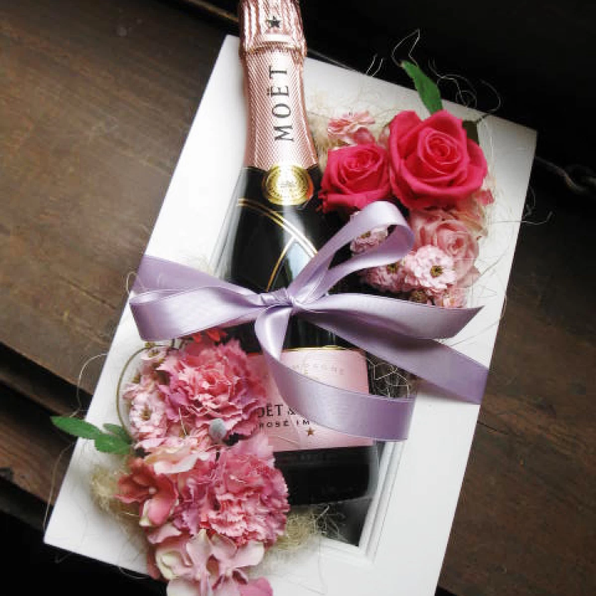 母の日 結婚祝いプレゼント おしゃれ[ワイン 花 ギフト]シャンパン(モエ)とプリザーブドの額縁アレンジ(ピンク)