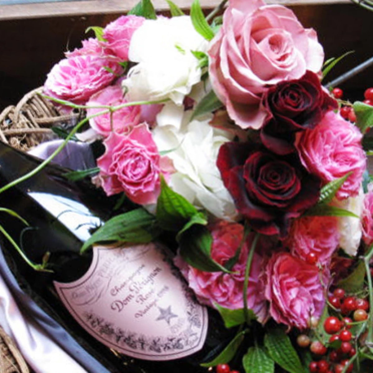 結婚祝い 誕生日祝い[ワイン 生花 ギフト]シャンパンの女王ドンペリ ロゼ(ピンドン)とお花のプレミアムセット