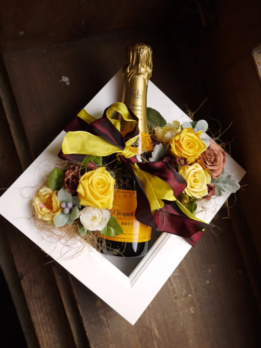 新築祝い 還暦祝い 誕生日祝い [ワイン 花 ギフト] シャンパンとプリザの額縁アレンジ (ヴーヴクリコ イエローラベル)