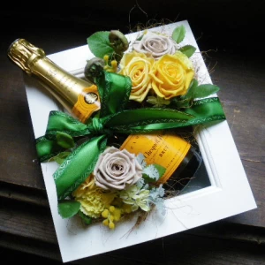 結婚祝い 誕生日祝い[ワイン 花 ギフト]シャンパン ヴーヴ・クリコ(イエローラベル)とプリザの額縁アレンジ