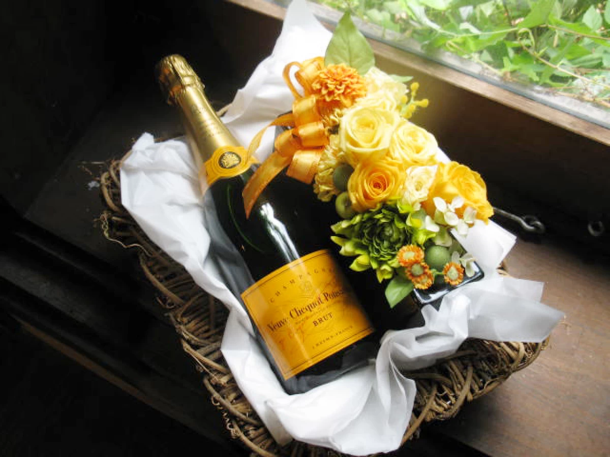 結婚祝い 還暦祝い[シャンパン 花 ギフト]フルボトル ヴーヴクリコ イエローラベルとプリザのセット