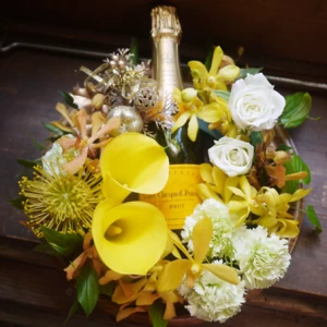 結婚祝い 内祝[ワイン 花 ギフト]生花のフラワーリースとシャンパン(ヴーヴ クリコ)のギフト