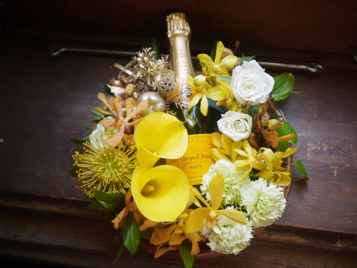結婚祝い 内祝[ワイン 花 ギフト]生花のフラワーリースとシャンパン(ヴーヴ クリコ)のギフト