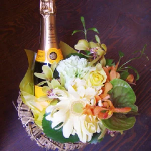 結婚祝い 還暦祝い 誕生日祝い[ワイン 生花 ギフト]シャンパン(ヴーヴ・クリコ) イエローラベルとお花のアレンジ