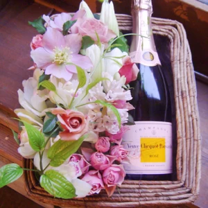 誕生日プレゼント フルボトル シャンパンギフト[ワイン 生花]お花とヴーヴ・クリコ ローズラベルのセット