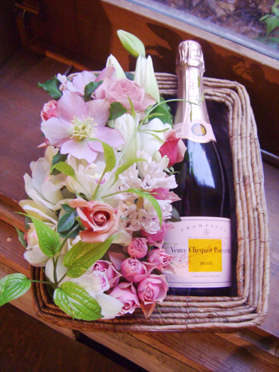 誕生日プレゼント フルボトル シャンパンギフト[ワイン 生花]お花とヴーヴ・クリコ ローズラベルのセット