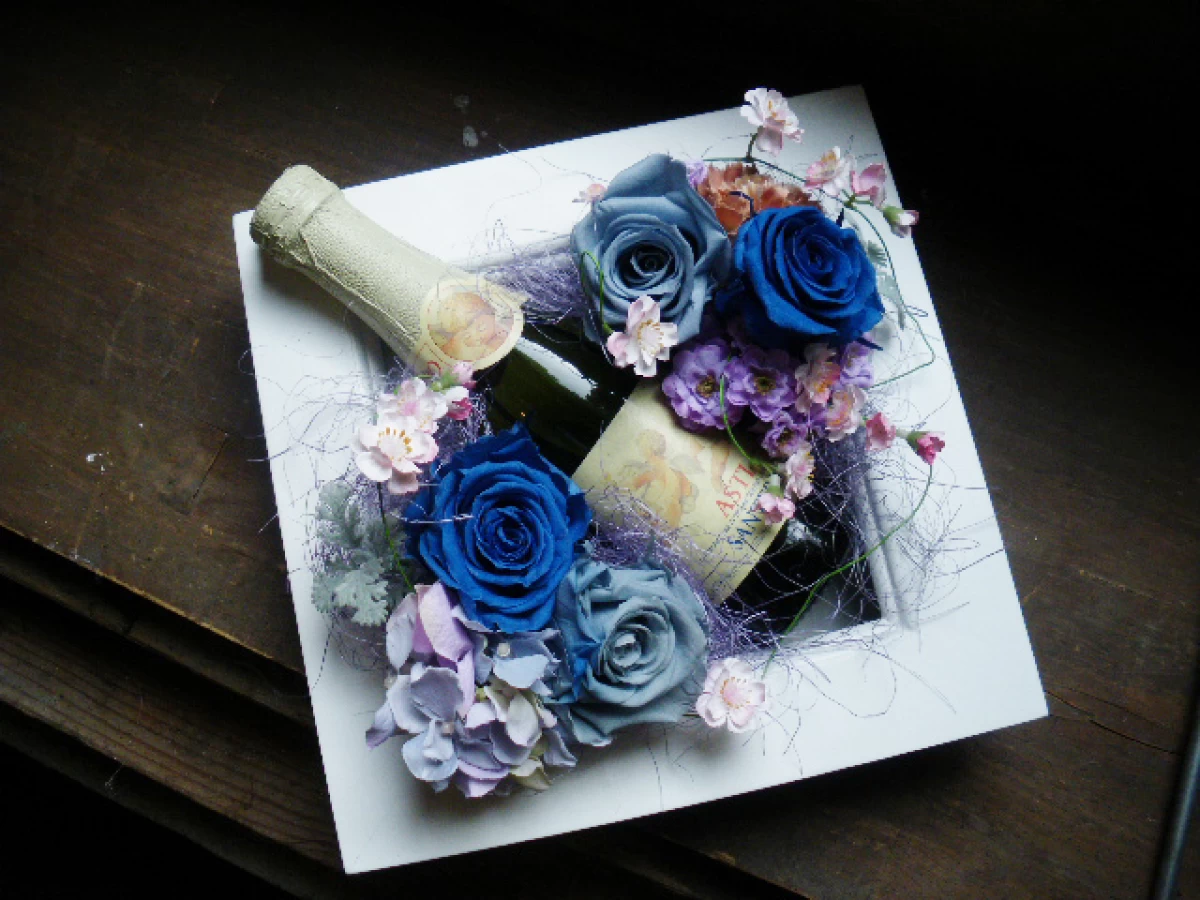 内祝い 結婚祝い 誕生日祝い[ワイン 花 ギフト]スパークリングワイン(ミニボトル)とプリザの額縁アレンジ(ブルー)
