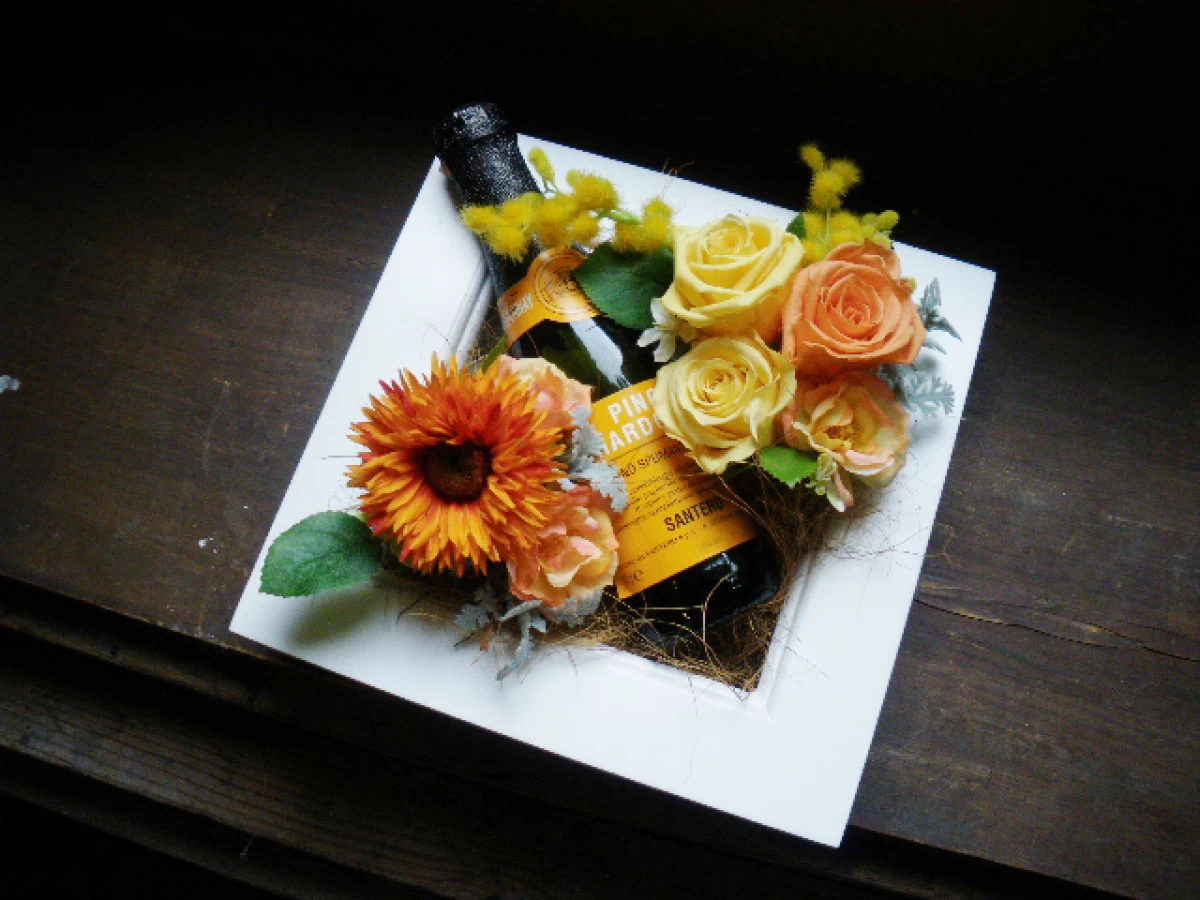 内祝い 誕生日祝い[花ギフト]スパークリングワイン(ミニボトル)とプリザの額縁アレンジ(イエロー)