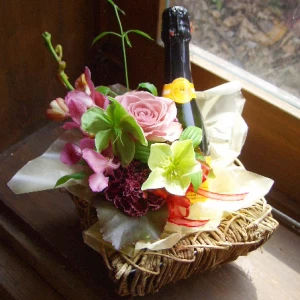 誕生日プレゼント[生花ギフト]スパークリングワインとピンクカラーのアレンジメント