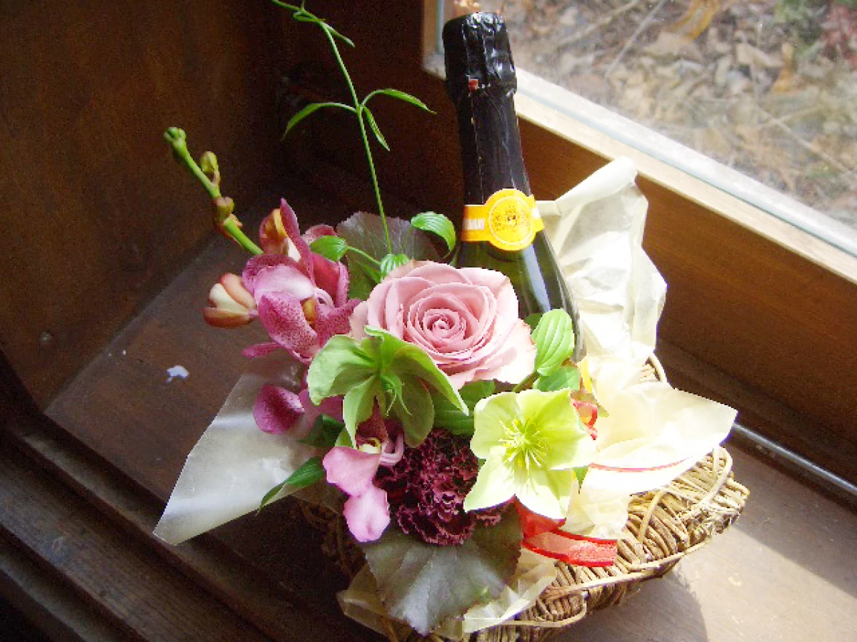 誕生日プレゼント[生花ギフト]スパークリングワインとピンクカラーのアレンジメント