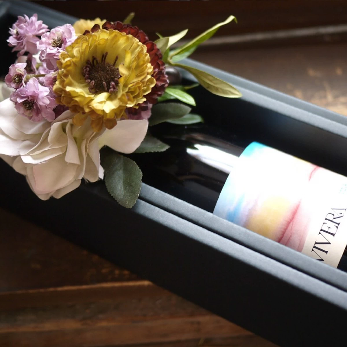 誕生日祝い 送別プレゼント[ワインギフト]絵画のようなラベルのイタリア白ワインと造花コサージュのセット