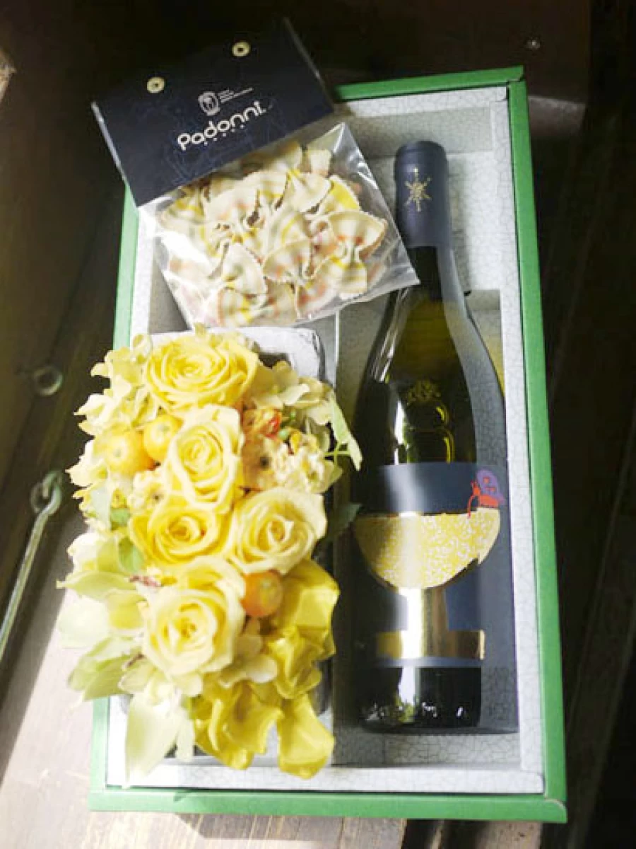 内祝い[花 ギフト]女性オーナーの娘さんが描いたワインラベルの微炭酸ワインとプリザとリボンパスタのセット