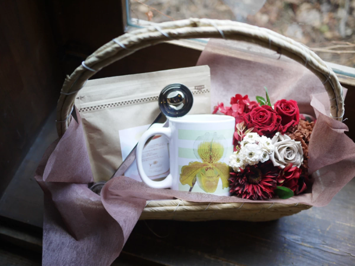 結婚祝い 還暦祝い 誕生日祝い[花 ギフト]オーガニック珈琲とオリジナルマグカップとプリザのセット(蘭)