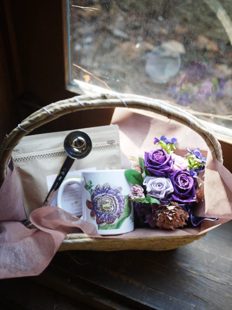 結婚祝い 還暦祝い 誕生日祝い[プリザ ギフト]オーガニック珈琲とオリジナルマグカップとプリザのセット(時計草)