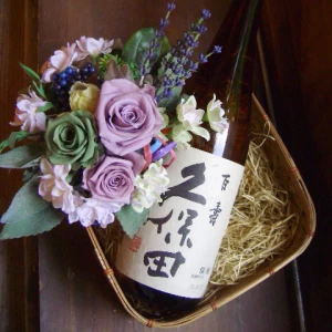 古希祝い 誕生日プレゼント[花 酒ギフト]日本酒久保田とプリザーブドフラワーの和風籠セット