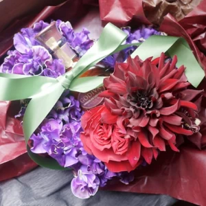 バレンタイン  男性への贈り物[花ギフト]ゴディバチョコレートリキュールとハート型フラワーリースのセット(パープル)
