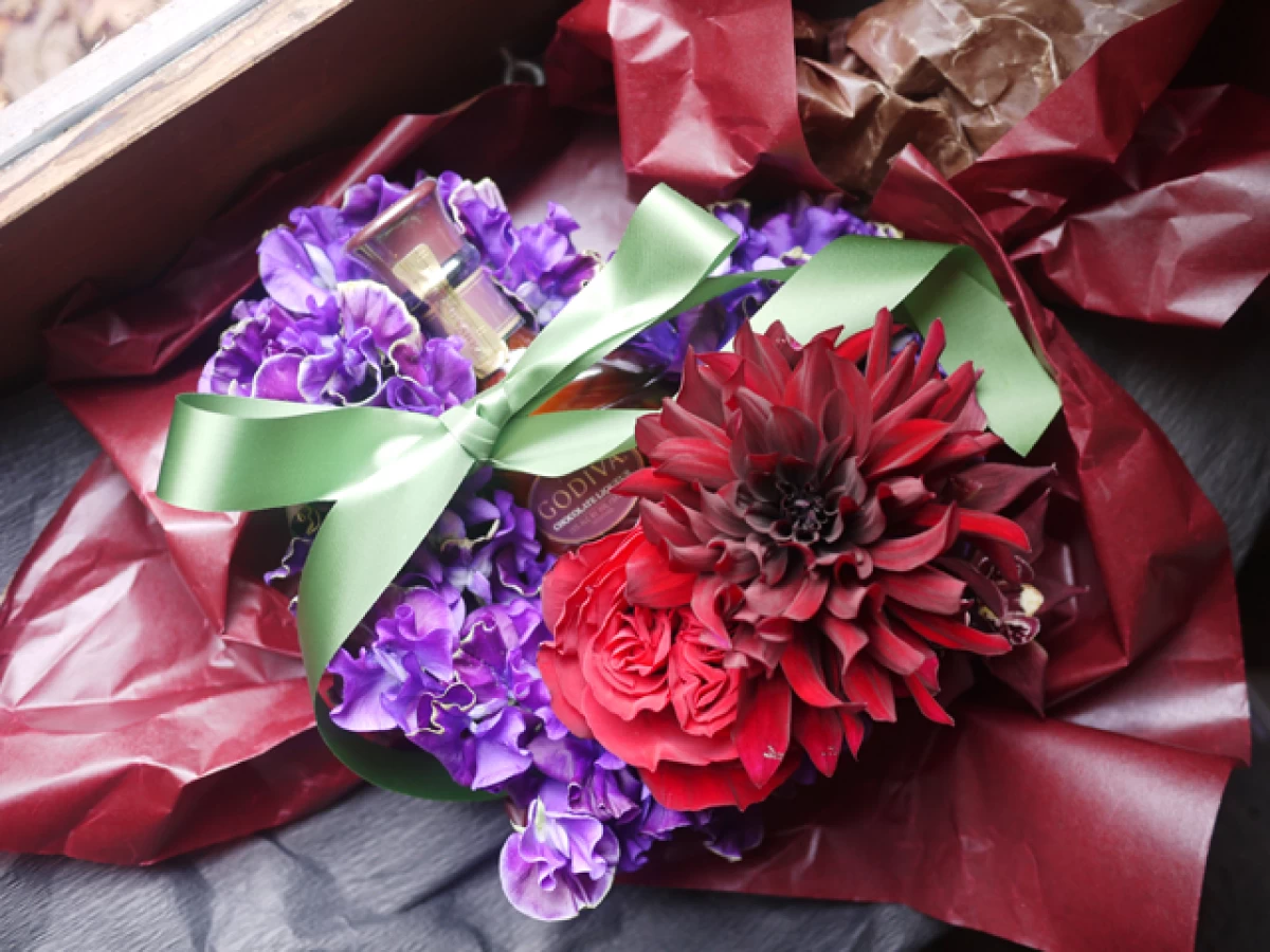 男性への贈り物[花ギフト]ゴディバチョコレートリキュールとハート型フラワーリースのセット(パープル)