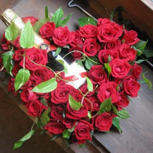 シャンパンギフト 還暦祝い 赤バラの花束プレゼント[ワイン 生花]マムと真紅のバラのハート形フラワーリース