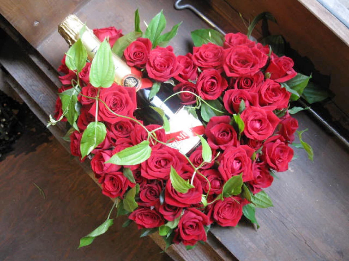 シャンパンギフト 還暦祝い 赤バラの花束プレゼント[ワイン 生花]マムと真紅のバラのハート形フラワーリース