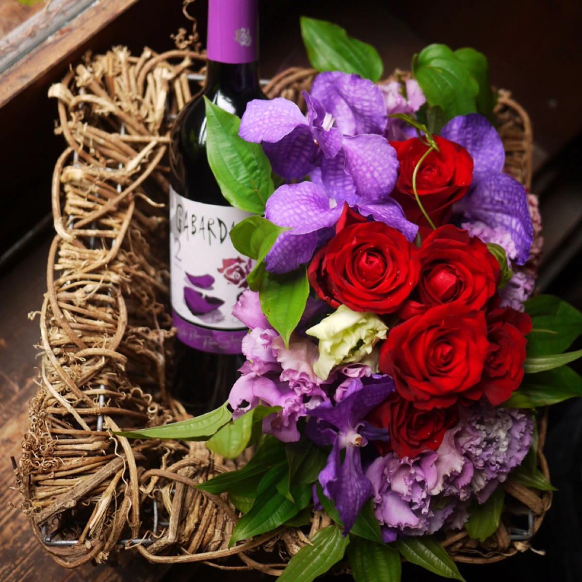 古稀祝い 内祝い[花プレゼント]バラの花柄ラベルのスペイン産赤ワインと真紅のバラのアレンジセット