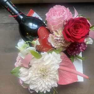 記念日 誕生日プレゼントにおすすめ!生花のお花とワイン LOVE赤ワインとカーネーションとバラの額縁アレンジ