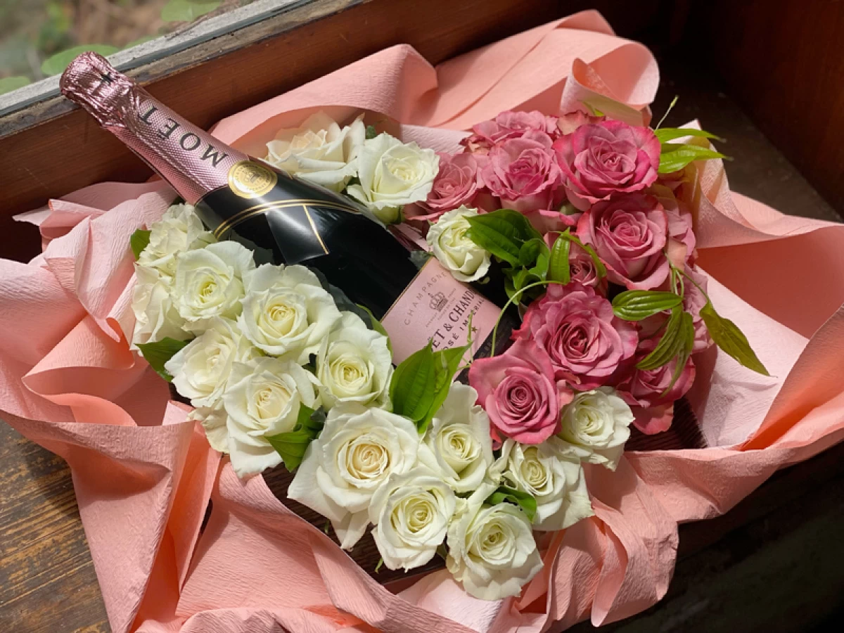 結婚祝い　誕生日プレゼントに!シャンパン　モエ　フルボトルとバラのハートリースのセット