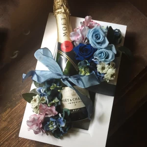 結婚祝い オシャレなシャンパン[花 ワインギフト]シャンパン(モエ)とプリザーブドフラワーの額縁アレンジ (ブルー)