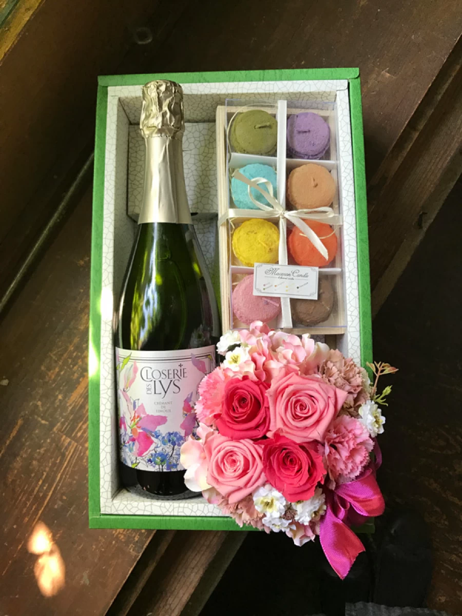 百合の花咲く小さな庭という名のフランス産花柄スパークリングワインとプリザーブドフラワーとマカロンキャンドルのセット