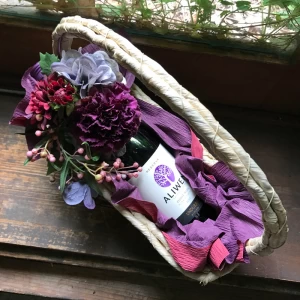 紫色 古希祝いプレゼント[ワインギフト]神聖な木という名前のチリ産赤ワインとコサージュのセット