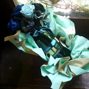 バースデープレゼント 還暦祝い[花 ワインギフト] イタリア産赤ワインとブルーの造花コサージュのギフトセット
