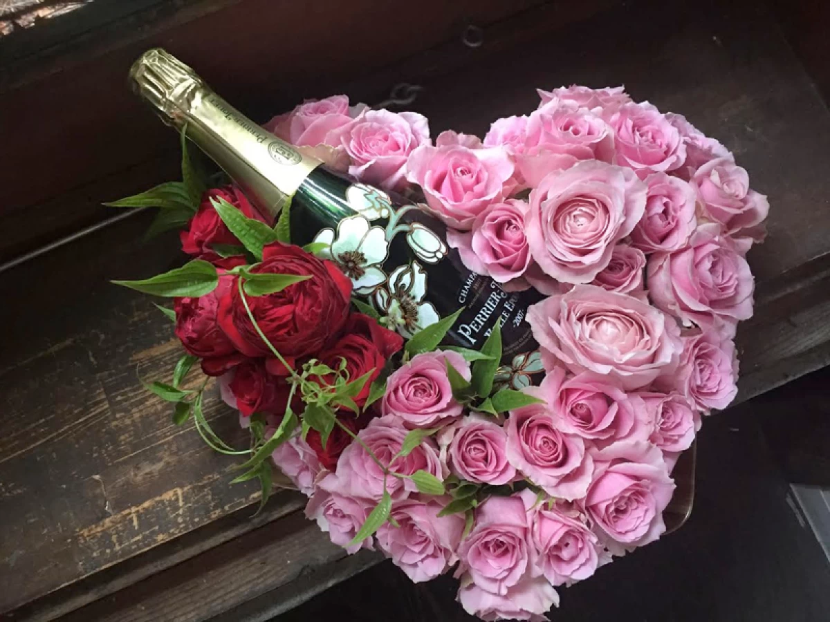 結婚祝い シャンパン[ワイン 花 ギフト]花柄シャンパン(ペリエ ジュエ)とハートリースのバラアレンジセット フルボトル
