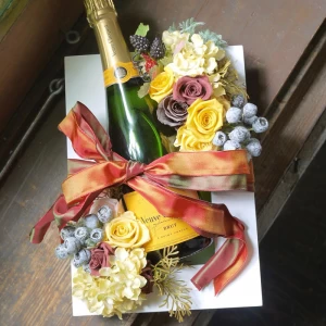 誕生日祝い 栄転祝い[花 ギフト]フルボトル シャンパン ヴーヴ・クリコ イエローラベルとプリザーブドフラワーの額縁アレンジ 2