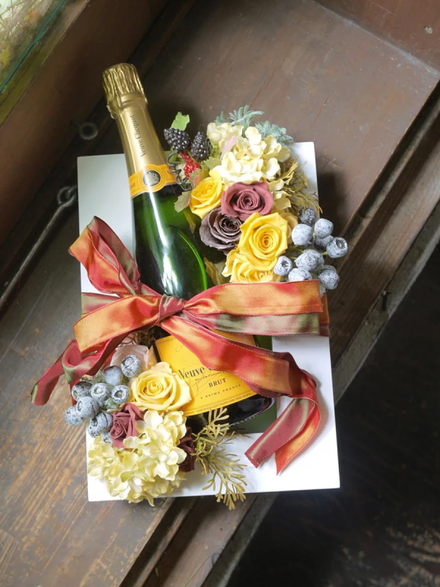 誕生日祝い 栄転祝い[花 ギフト]フルボトル シャンパン ヴーヴ・クリコ イエローラベルとプリザーブドフラワーの額縁アレンジ 2