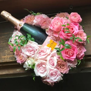 結婚祝い 結婚記念日 シャンパン ヴーヴクリコローズラベル フルボトルとバラいっぱいのハートリース