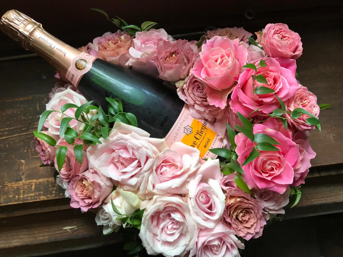 結婚祝い 結婚記念日 シャンパン ヴーヴクリコローズラベル フルボトルとバラいっぱいのハートリース