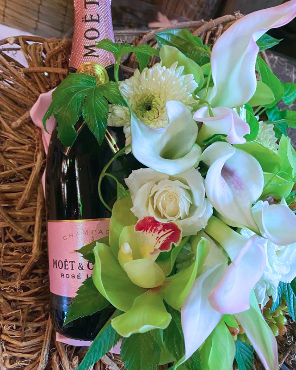 結婚祝い シャンパンギフト[ワイン 生花 ギフト]シャンパン・モエとホワイトカラーのお花のアレンジセット